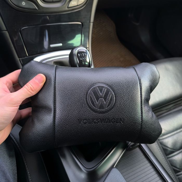 Набор кожаных подушек 2шт - Volkswagen на подголовник в машину, Автомобильная подушка