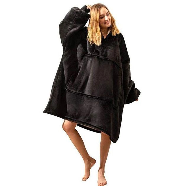 Плед толстовка с капюшоном и рукавами Huggle Hoodie оверсайз. Цвет: черный