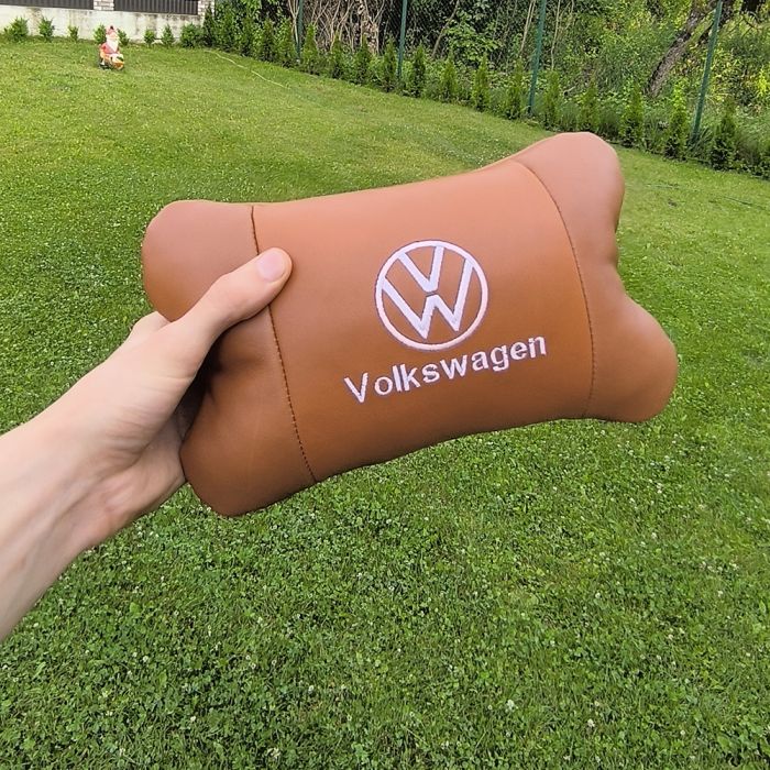 Набор подушек 2шт для автомобиля Volkswagen из натуральной коричневой кожи. Подушки на подголовник