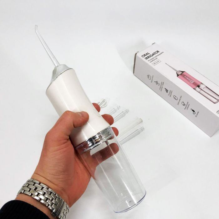 Ирригатор для чистки зубов и полости рта Oral Irrigator с аккумулятором и сменными насадками. Цвет: белый