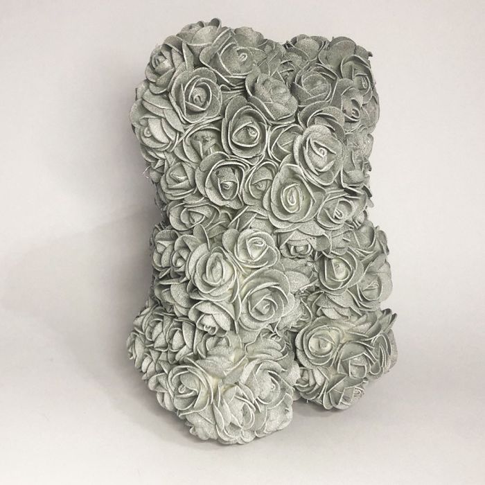 Мишка из искусственных 3D роз 25 см. Цвет: серебряный