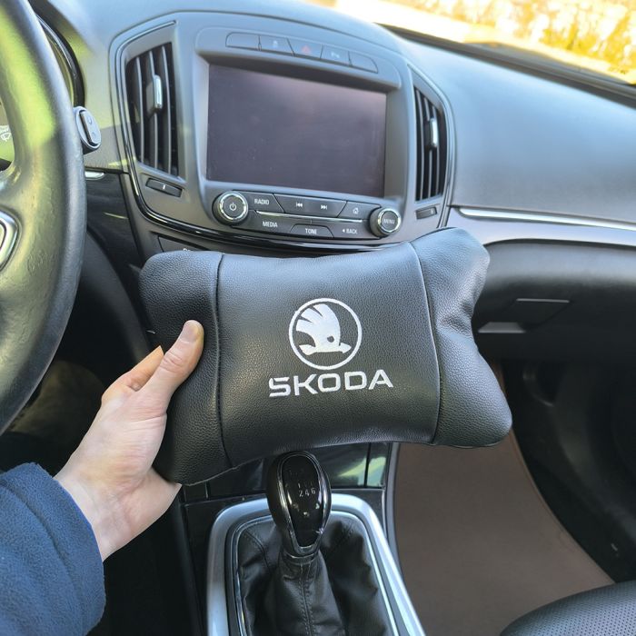 Автомобильные подушки 2 шт на подголовник Skoda / Вред, из натуральной кожи, стильный аксессуар для вашего авто