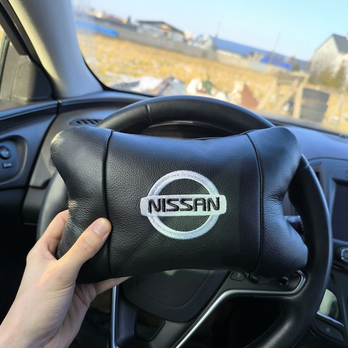 Подушки в авто 2 шт Nissan, натуральная кожа, с логотипом Ниссан, на подголовник для вашей машины