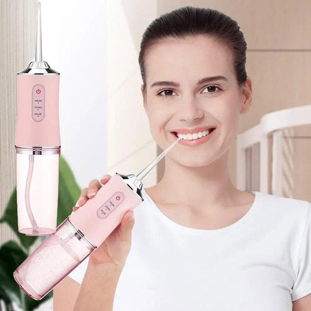 Ирригатор для чистки зубов и полости рта Oral Irrigator с аккумулятором и сменными насадками. Цвет: розовый